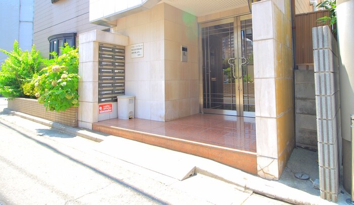 物件外観写真3　(エントランス部分)