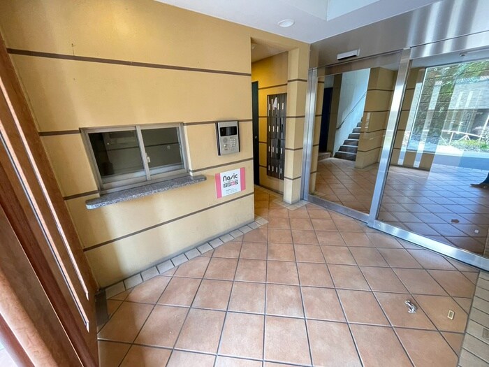 物件外観写真2　(エントランス部分)