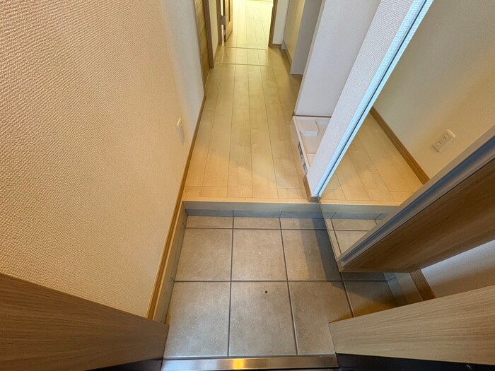 物件内観写真16　(玄関)