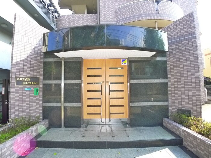 物件外観写真2　(エントランス部分)