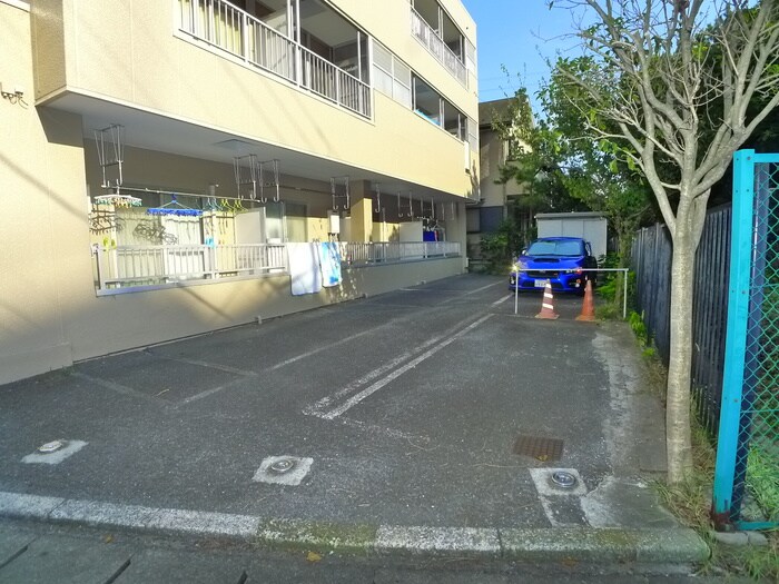 物件外観写真3　(駐車場)