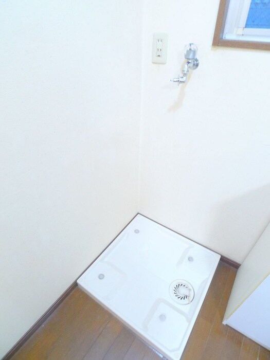 物件内観写真10　(洗濯機置場)