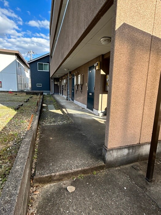 物件外観写真4　(エントランス部分)