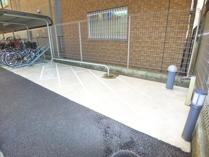 物件外観写真5　(バイク置き場)