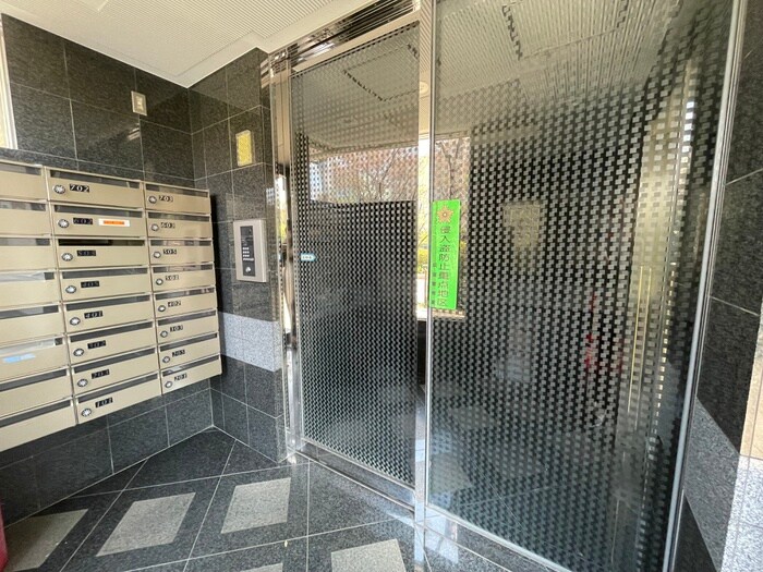 物件外観写真4　(エントランス部分)