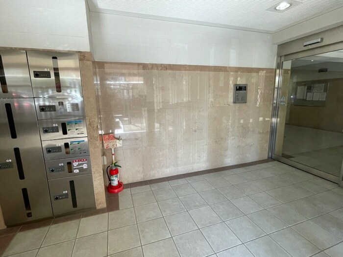 物件外観写真2　(エントランス部分)