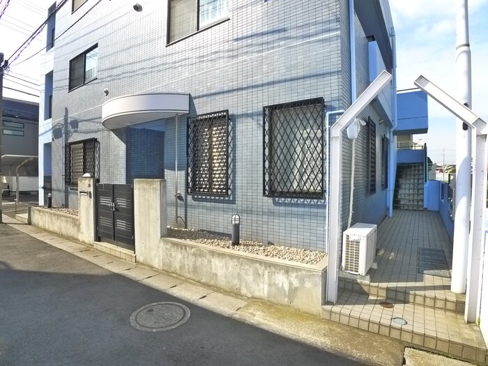 物件外観写真4　(エントランス部分)