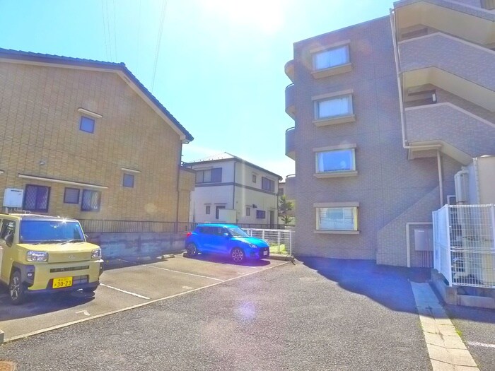 物件外観写真6　(駐車場)