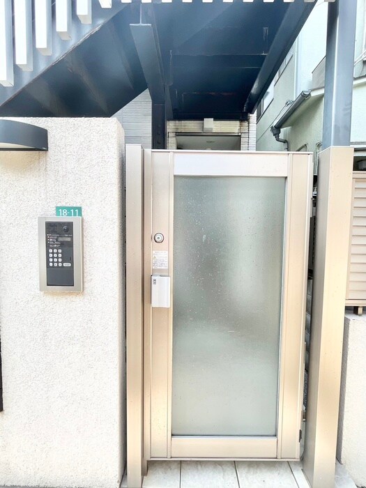 物件外観写真2　(エントランス部分)