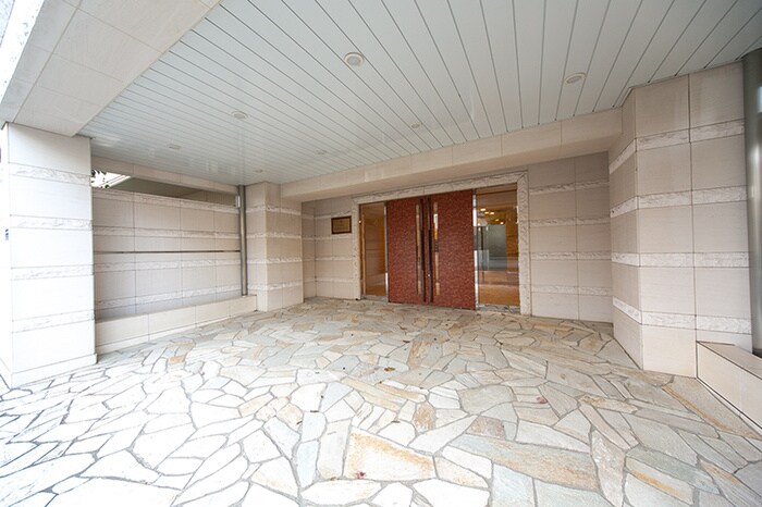 物件外観写真3　(エントランス部分)