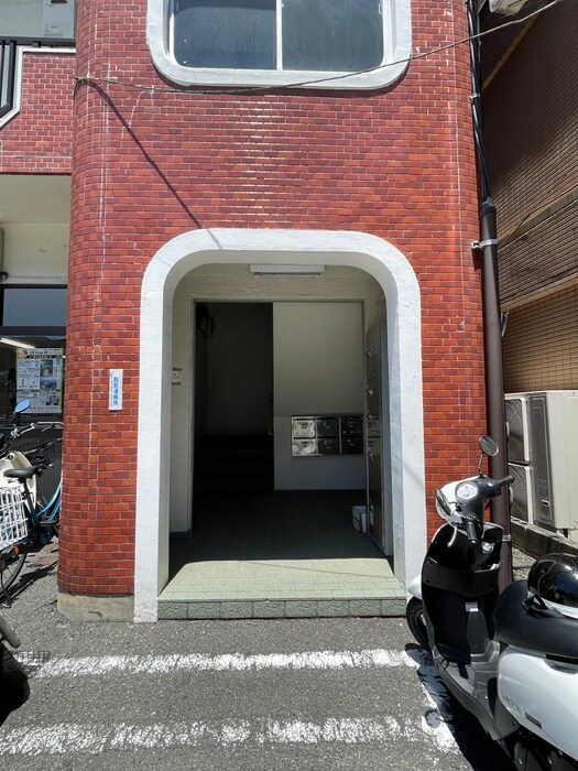 物件外観写真3　(エントランス部分)
