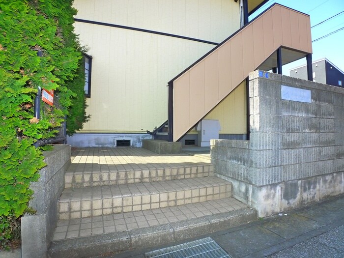 物件外観写真4　(エントランス部分)