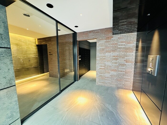 物件外観写真3　(エントランス部分)