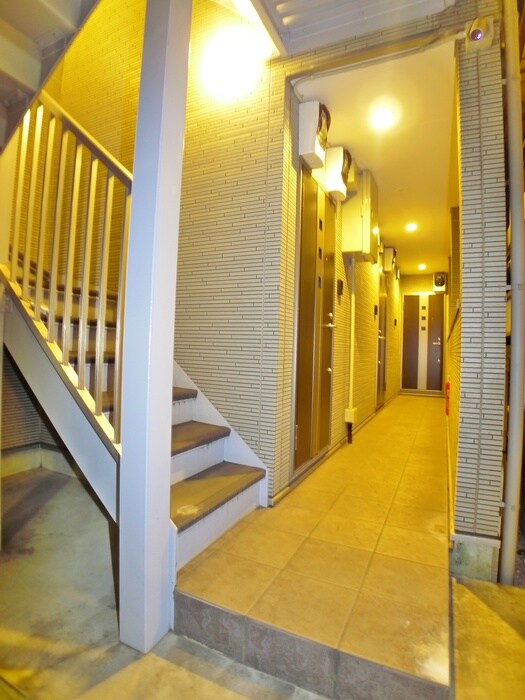 物件外観写真2　(エントランス部分)