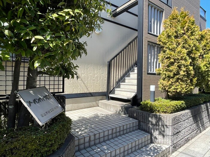 物件外観写真3　(エントランス部分)