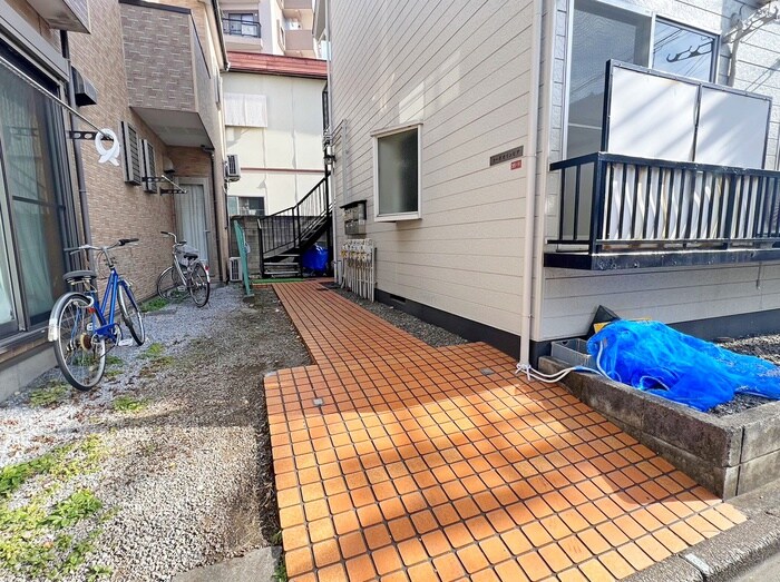 物件外観写真3　(エントランス部分)