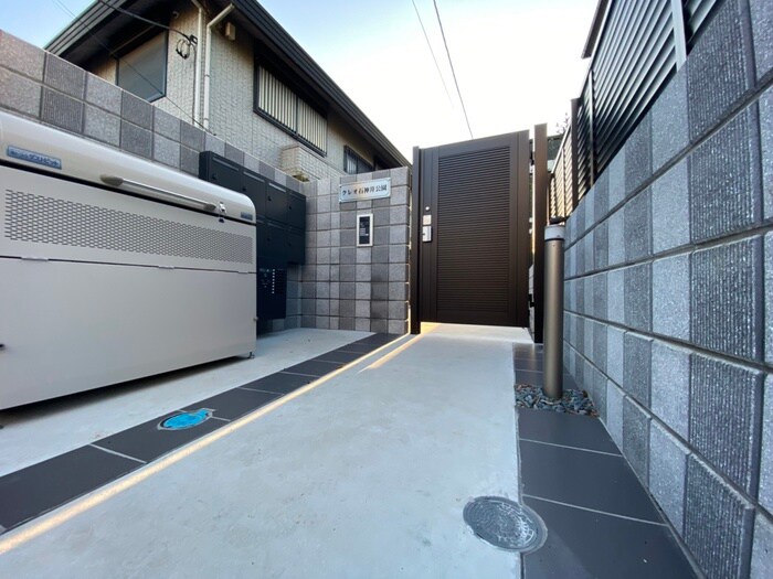 物件外観写真4　(エントランス部分)