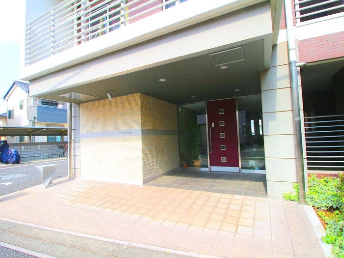 物件外観写真3　(エントランス部分)