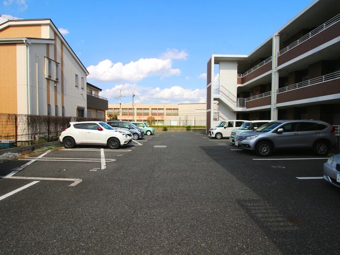 物件外観写真4　(駐車場)