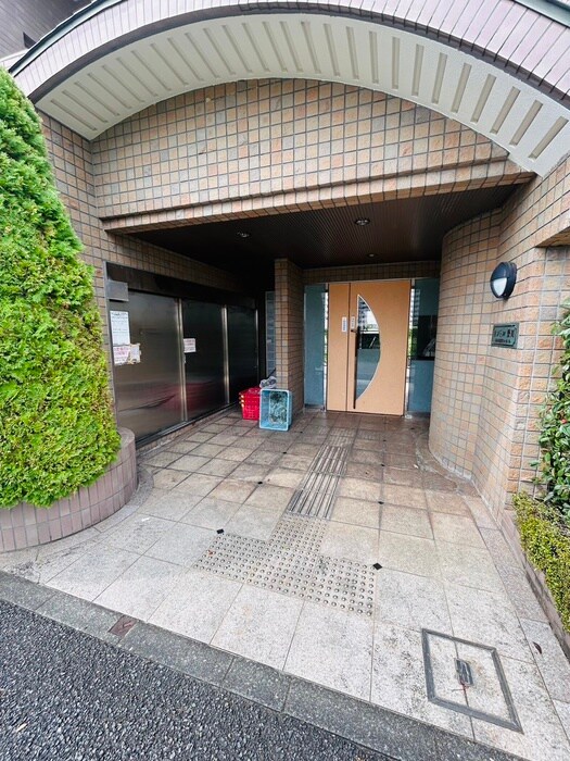 物件外観写真4　(エントランス部分)