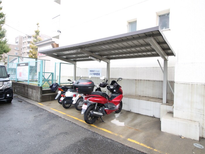 物件外観写真4　(バイク置き場)