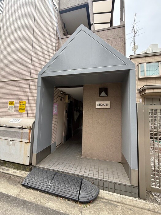 物件外観写真2　(エントランス部分)