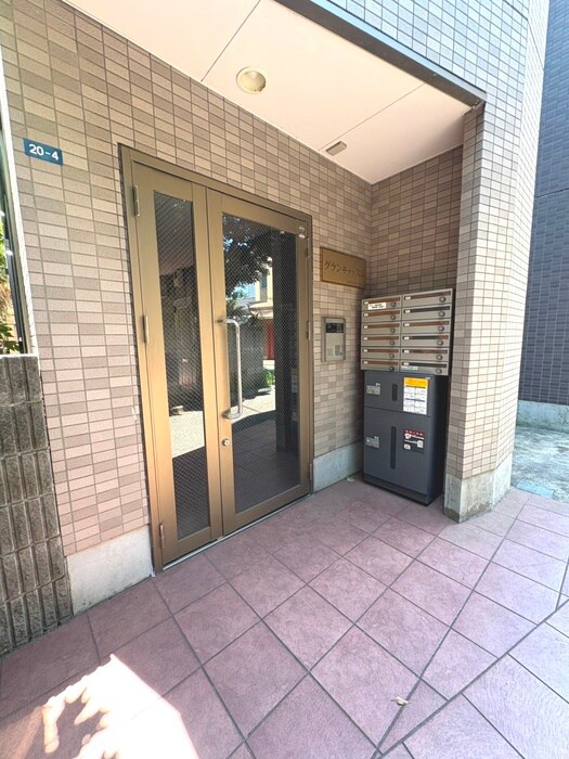 物件外観写真4　(エントランス部分)