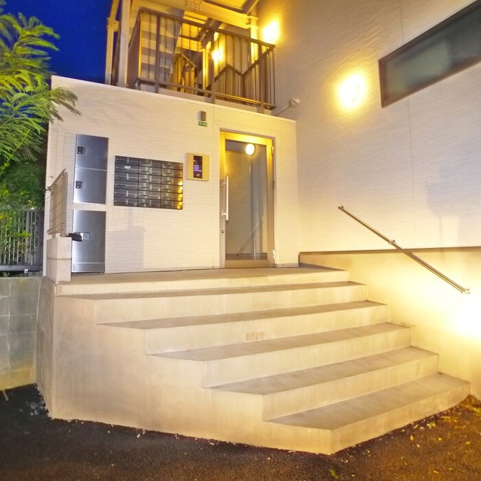 物件外観写真4　(エントランス部分)