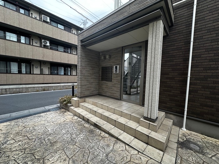 物件外観写真3　(エントランス部分)