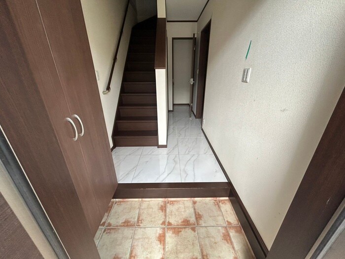 物件内観写真10　(玄関)