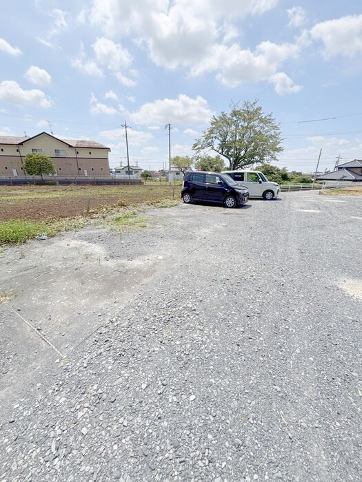 物件外観写真3　(駐車場)