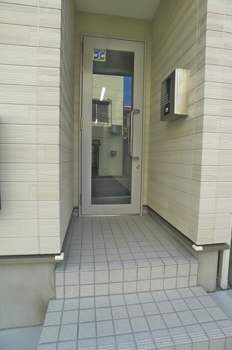 物件外観写真3　(エントランス部分)
