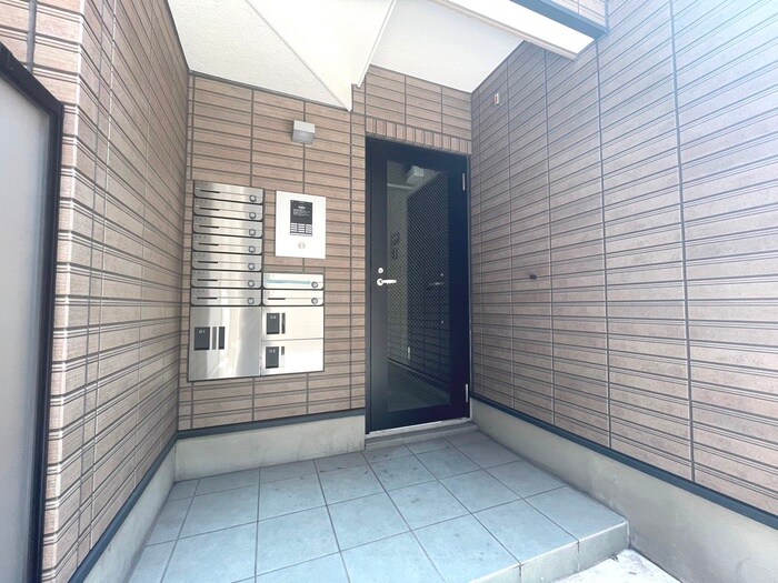 物件外観写真2　(エントランス部分)