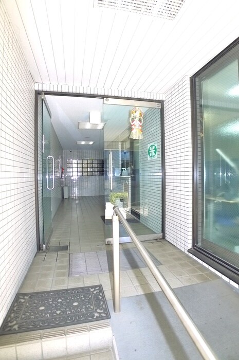 物件外観写真3　(エントランス部分)