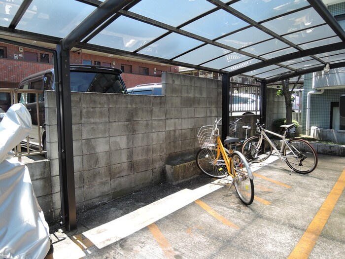 物件外観写真3　(駐輪場)