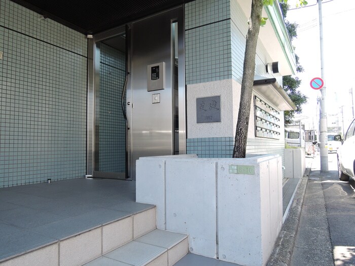 物件外観写真5　(エントランス部分)