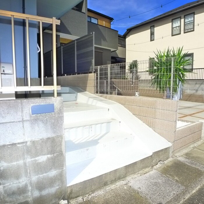 物件外観写真3　(エントランス部分)