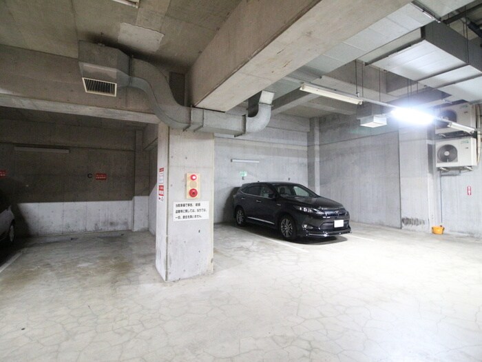 物件外観写真3　(駐車場)