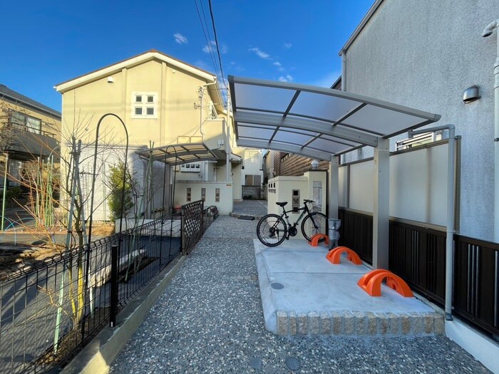 物件外観写真2　(エントランス部分)