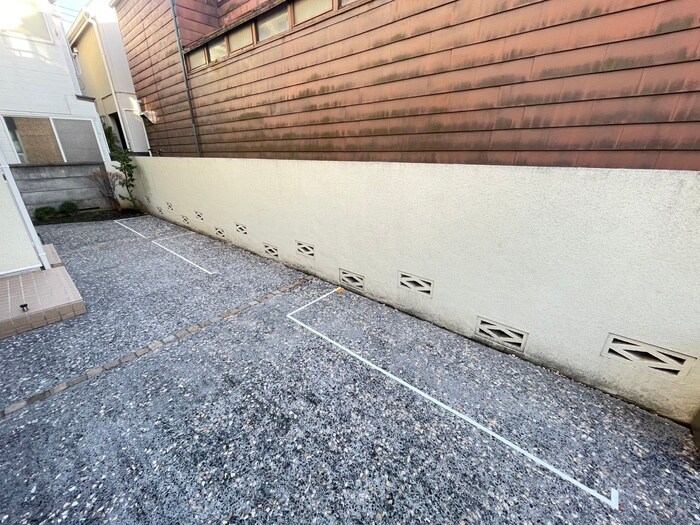 物件外観写真4　(バイク置き場)