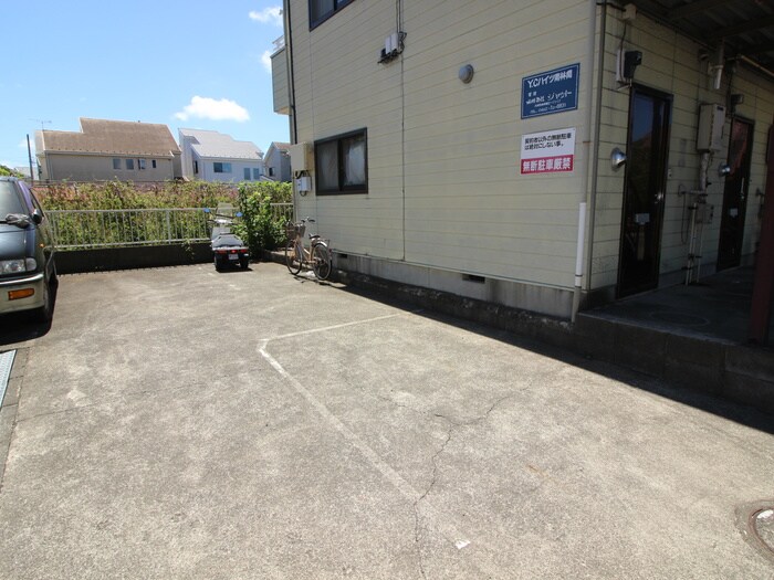 物件外観写真3　(駐車場)