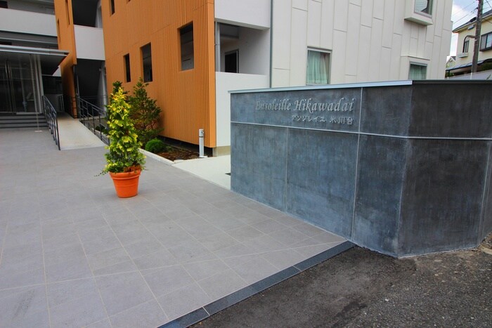 物件外観写真2　(エントランス部分)