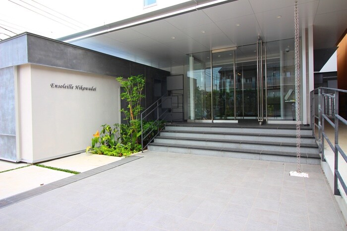 物件外観写真3　(エントランス部分)