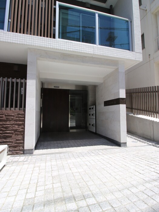 物件外観写真3　(エントランス部分)