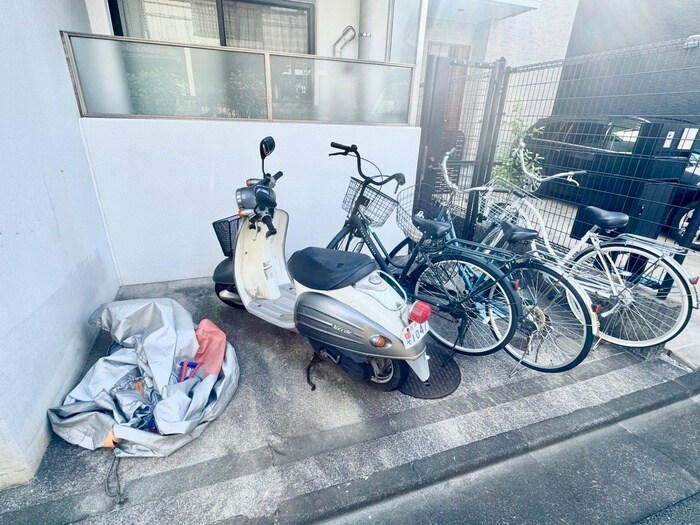物件外観写真4　(駐輪場)