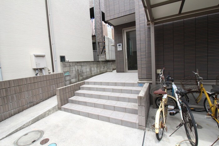 物件外観写真6　(エントランス部分)