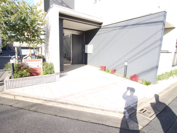 物件外観写真3　(エントランス部分)