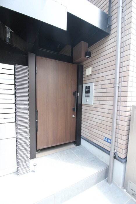 物件外観写真2　(エントランス部分)