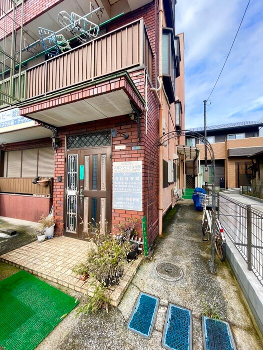 物件外観写真3　(エントランス部分)