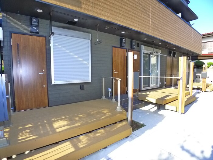 物件外観写真3　(エントランス部分)